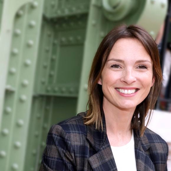 Finalement, Isabelle a accepté, car ce poste lui permet de mieux gérer son temps avec sa fille Mia.

Isabelle Ithurburu - Festival du livre de Paris au Grand Palais le 13 avril 2025. © Cédric Perrin/Bestimage