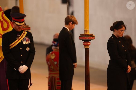 Le prince Harry, duc de Sussex, James Mountbatten-Windsor, et la princesse Eugenie d’York - Veillée des petits-enfants de la reine Elizabeth II au Westminster Hall à Londres, Royaume Uni, le 17 septembre 2022.