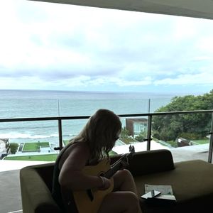 Depuis son logement doté d'une jolie piscine, Louane semble avoir trouvé l'inspiration pour composer de nouvelles chansons. 

Louane immortalisée sur Instagram depuis Bali (Capture d'écran Instagram - 2025)