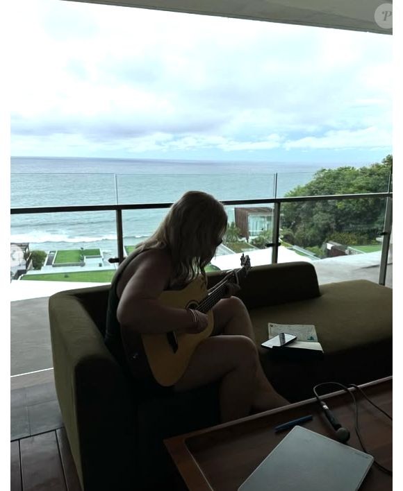 Depuis son logement doté d'une jolie piscine, Louane semble avoir trouvé l'inspiration pour composer de nouvelles chansons. 

Louane immortalisée sur Instagram depuis Bali (Capture d'écran Instagram - 2025)