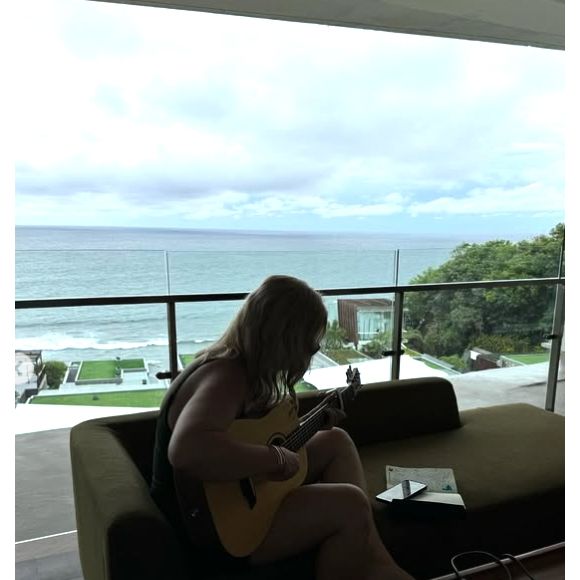 Depuis son logement doté d'une jolie piscine, Louane semble avoir trouvé l'inspiration pour composer de nouvelles chansons. 

Louane immortalisée sur Instagram depuis Bali (Capture d'écran Instagram - 2025)