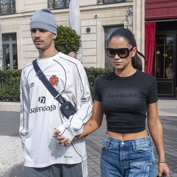 Les Beckham quittent leur hôtel La Réserve, à Paris, le 8 mars 2025.  GOFF INF / BESTIMAGE
