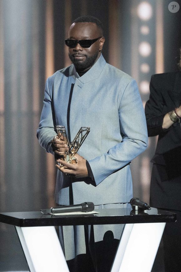 Maitre Gims célèbre après avoir reçu le prix de l'artiste masculin de l'année lors de la 40ème édition des Victoires de la Musique à La Seine Musicale le 14 février 2025 à Boulogne-Billancourt, France. Photo by David NIVIERE/ABACAPRESS.COM