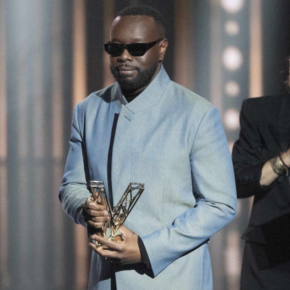 Maitre Gims célèbre après avoir reçu le prix de l'artiste masculin de l'année lors de la 40ème édition des Victoires de la Musique à La Seine Musicale le 14 février 2025 à Boulogne-Billancourt, France. Photo by David NIVIERE/ABACAPRESS.COM
