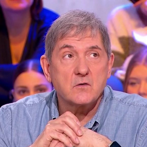 Yves Calvi revient sur son éviction brutale de la matinale de RTL et de BFMTV, dans "C' Médiatique", le 2 février 2025, sur France 5