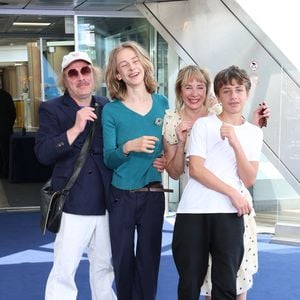 Philippe Katerine, Julie Depardieu et leurs enfants Billy et Alfred  - Photocall de 'Les derniers jours de Charles Baudelaire' lors de la 65eme édition du Festival TV De Monte Carlo le 14 Juin 2026

 © Denis Guignebourg /Bestimage