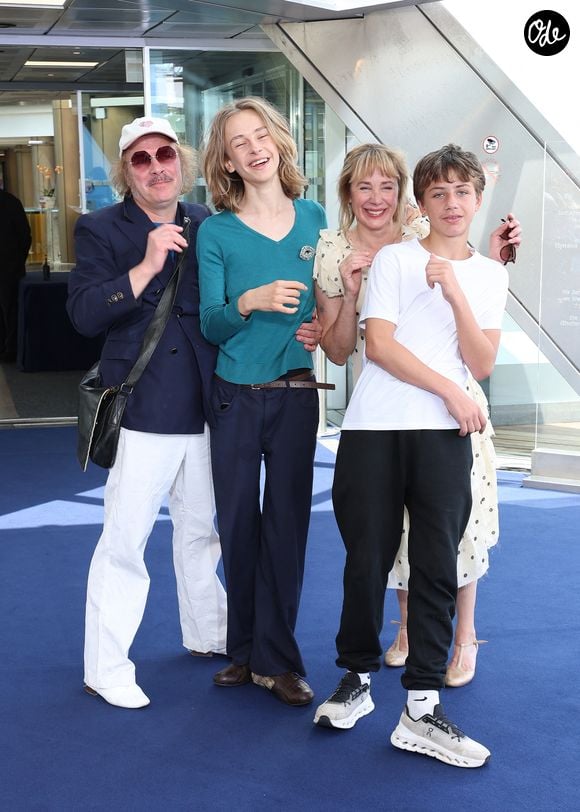 Philippe Katerine, Julie Depardieu et leurs enfants Billy et Alfred  - Photocall de 'Les derniers jours de Charles Baudelaire' lors de la 65eme édition du Festival TV De Monte Carlo le 14 Juin 2026

 © Denis Guignebourg /Bestimage