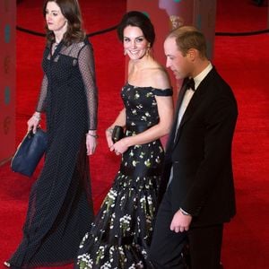 Ainsi, nous ne verrons pas Kate Middleton, vêtue dans une magnifique tenue, comme ce fut le cas à plusieurs reprises.
Le prince William et Catherine Kate Middleton, la duchesse de Cambridge - Arrivée des people à la cérémonie des British Academy Film Awards (BAFTA) au Royal Albert Hall à Londres, le 12 février 2017.
©Agence / Bestimage