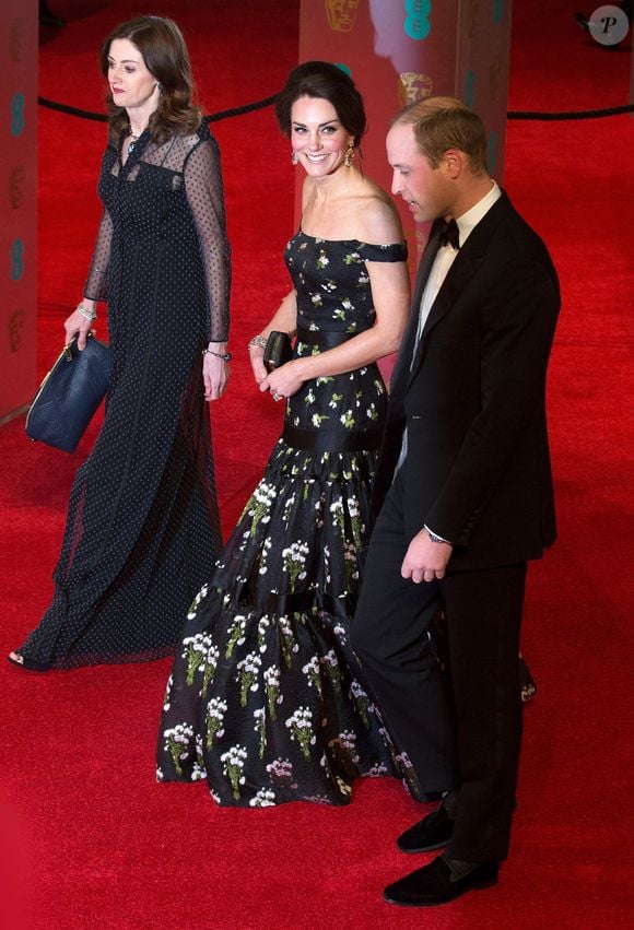 Ainsi, nous ne verrons pas Kate Middleton, vêtue dans une magnifique tenue, comme ce fut le cas à plusieurs reprises.
Le prince William et Catherine Kate Middleton, la duchesse de Cambridge - Arrivée des people à la cérémonie des British Academy Film Awards (BAFTA) au Royal Albert Hall à Londres, le 12 février 2017.
©Agence / Bestimage