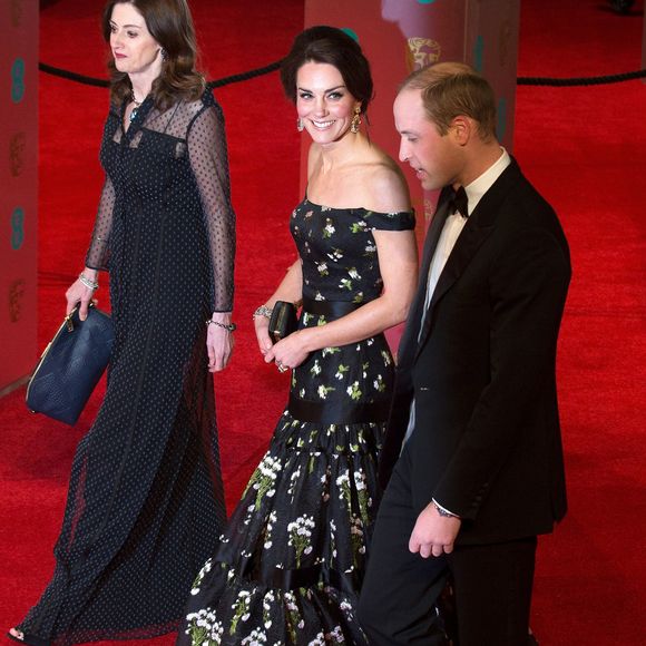 Ainsi, nous ne verrons pas Kate Middleton, vêtue dans une magnifique tenue, comme ce fut le cas à plusieurs reprises.
Le prince William et Catherine Kate Middleton, la duchesse de Cambridge - Arrivée des people à la cérémonie des British Academy Film Awards (BAFTA) au Royal Albert Hall à Londres, le 12 février 2017.
©Agence / Bestimage