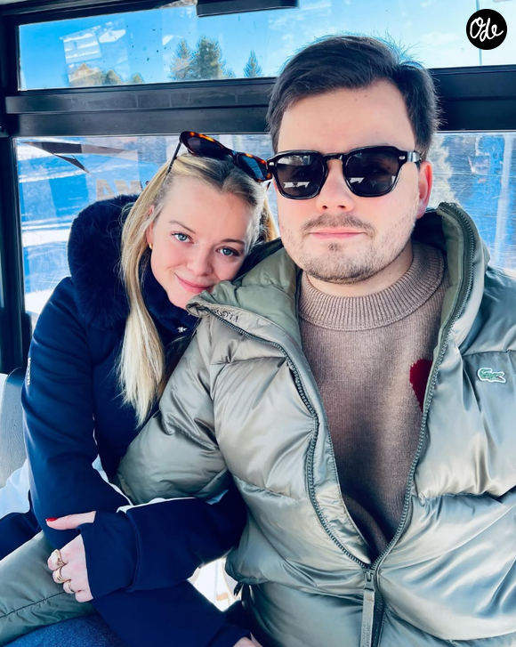 Et si ses yeux sont cachés par des émojis, on constate tout de même que la ressemblance avec ses parents est flagrante !

Gauthier Le Bret et son épouse Eloïse