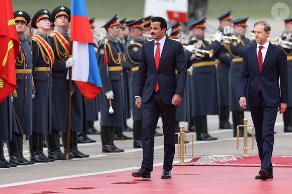 RUSSIE, RÉGION DE MOSCOU - 17 AVRIL 2025 : Cheikh Tamim bin Hamad Al Thani, émir du Qatar, et Denis Manturov (de gauche à droite), premier vice-premier ministre de Russie, assistent à une cérémonie d'accueil à l'aéroport international de Vnukovo. Alexander Shcherbak/TASS