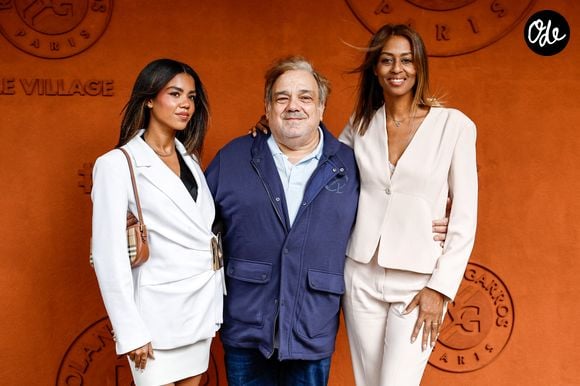 Les internautes ont notamment remarqué la ressemblance frappante entre Marie-Sandra et Clélia.

Didier Bourdon entre sa femme Marie-Sandra Badini Duran et sa fille Clélia au photocall du village lors des Internationaux de France de Tennis de Roland Garros 2026, à Paris, France, le 4 juin 2026. © Jacovides-Moreau/Bestimage