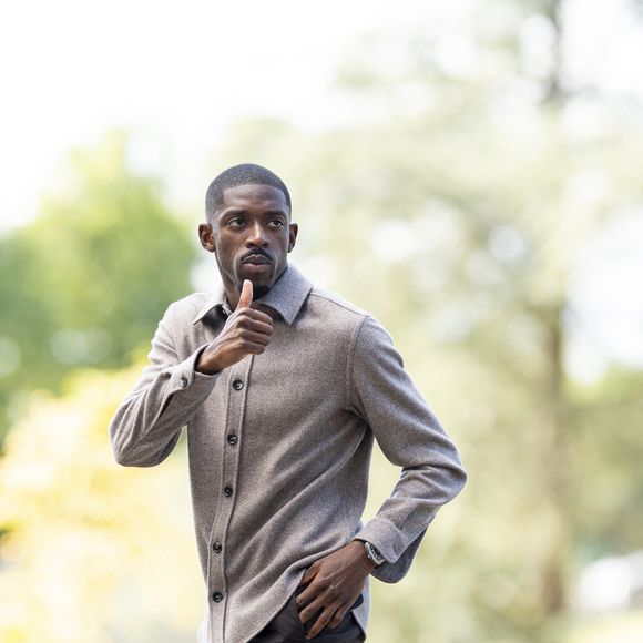 Ousmane Dembélé - Les joueurs de l'équipe de France de football ont soigné leur style vestimentaire pour leur arrivée au centre national du football de Clairefontaine-en-Yveline, France, le 1er septembre 2025. © Pierre Perusseau/Bestimage