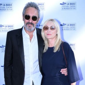 Pour ses vacances estivales, Emmanuelle Béart a posé ses valises en Toscane, où elle profite d’une parenthèse placée sous le signe de la découverte et du repos. 

Emmanuelle Béart (prix d'honneur) et son mari Frédéric Chaudier - 12ème édition festival des musiques de films de La Baule le 28 juin 2026. © Rachid Bellak/Bestimage