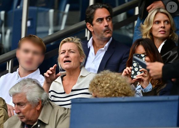 Anne-Elisabeth Lemoine, Sylvie Tellier et son mari Laurent Schenten dans les tribunes du match de football de Ligue 1 McDonald's opposant le  RC Lens au Paris Saint-Germain (PSG) (0-2) au Parc des Princes à Paris le 14 septembre 2025. © Christian Liewig/Bestimage