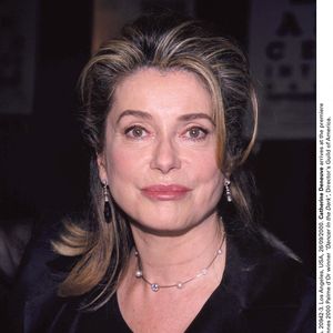 © ABACA. 20942-3. Los Angeles, États-Unis, 26/09/2000. Catherine Deneuve arrive à la première de Dancer In the Dark, lauréat de la Palme d'Or à Cannes en 2000, Director's Guild of America.