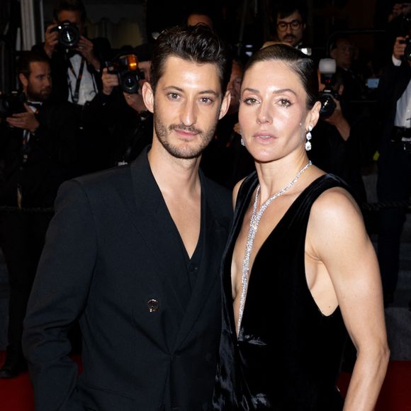 Pierre Niney et sa compagne Natasha Andrews - Descente des marches du film « Le comte de Monte-Cristo » lors du 77ème Festival International du Film de Cannes, au Palais des Festivals à Cannes. 
© Jacovides-Moreau / Bestimage