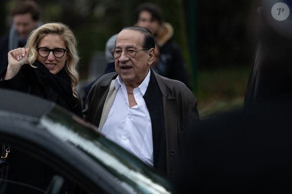 Jean-Claude Azoulay a tenu lui aussi à rendre un dernier hommage à son ami de longue date qu'il considérait comme son frère.

Jean-Claude Azoulay aux obsèques de Claude Berda qui ont eu lieu au cimetière de Bagneux, le 22 décembre 2025. 

© Agence / Bestimage