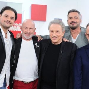 Exclusif - Robin Rouil, Vincent Lagaf, Michel Drucker, Olivier Minne, Emmanuel Chaunu  - Enregistrement de l'émission Vivement dimanche consacrée à l'équipe du Splendid au studio Rive Gauche, présentée par M.Drucker, et diffusée le 2 mars sur France 3. Paris, le 21 février 2025. 
© Guillaume Gaffiot / Bestimage