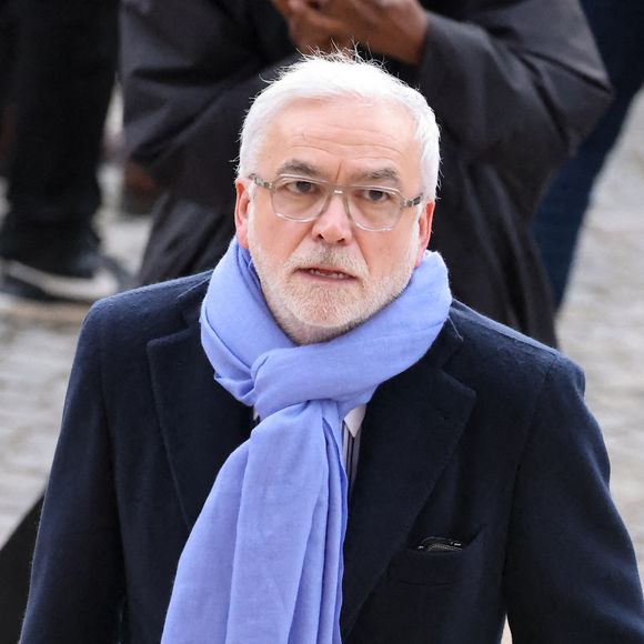 Alors qu'il était tout bébé, il a contracté une staphylococcie, une infection nosocomiale attrapée à l'hôpital.

Pascal Praud - Arrivées à la cérémonie religieuse en hommage à Rolland Courbis en l'église de la Madeleine à Paris, France, le 14 janvier 2026. © Jacovides-Moreau/Bestimage