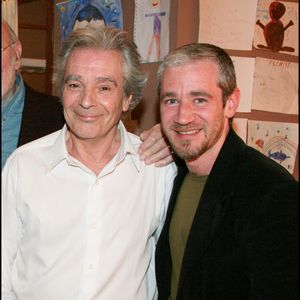 "Quand nous avons eu notre fils, avec ma première femme, on était de très jeunes acteurs. On ne l’a pas abandonné, mais il était beaucoup chez ses grands-parents", a confié celui qui continue de multiplier les projets.
Exclusif - Pierre Arditi et son fils Frédéric - Retransmission en direct de la pièce de théâtre de Gorges Feydeau "Tailleur pour dames" depuis le théâtre Edouard VII sur France 2 le 03 mai 2008 © BERTRAND RINDOFF PETROFF / BESTIMAGE