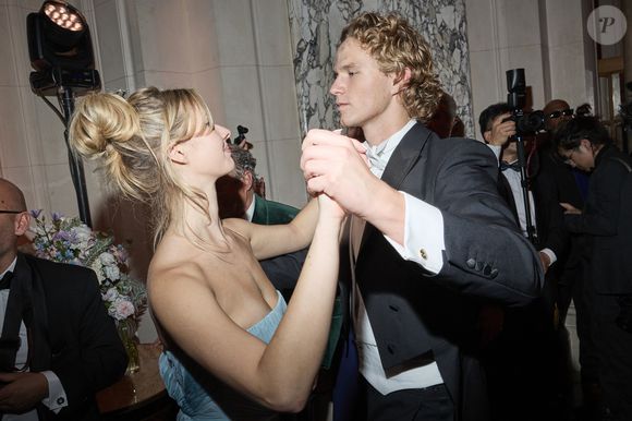 En effet, la jeune femme de 20 ans a eu l'immense privilège de pouvoir participer à la nouvelle édition du bal des débutantes, organisée comme à son habitude à Paris. 

Exclusif -Apple Martin (Valentino) et son cavalier Leo Cosima Henckel von Donnersmarck - Le Bal 2024 à l'hôtel Shangri-La Paris © Le Bal / Moreau / Borde / Bestimage Les partenaires du Bal : Shangri-La Paris, l'hôtel du Bal V MUSE Jewelry, le joaillier du Bal  Carita, le partenaire beauté du Bal Laurent-Perrier, le champagne le Forum Culturel Mondial de Taihu Les charités du Bal : ARCFA – Association pour la Recherche en Cardiologie du Fœtus à l’Adulte Hopital Necker-Enfants Malades Maria Fareri Children’s Hospital