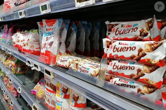 Illustration des produits Kinder dans un supermarché à Paris. Le géant de la confiserie, Ferrero, père de Kinder, de Nutella ou encore de Mon Chéri rappelle, en effet, en France certains lots de produits chocolatés Kinder fabriqués en Belgique en raison d'une suspicion d'infection à la "salmonella typhimurium". A deux semaines seulement de Pâques et de la traditionnelle chasse aux œufs.
© Federico Pestellini / Panoramic / Bestimage