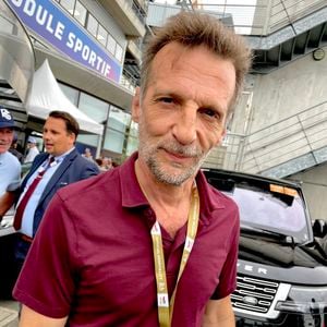 Un célèbre collègue, Mathieu Kassovitz, lui a un jour reproché de sortir "avec les filles alors que c'est moi le premier rôle !"
Mathieu Kassovitz - Les célébrités sur le circuit des 24 Heures du Mans quelques heures avant le départ de la course le 14 juin 2025.
© Fabien Faure / Bestimage