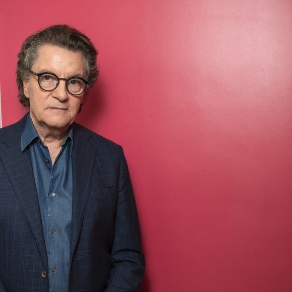 Francis Cabrel en backstage de l'enregistrement de l'émission "Serge Lama, le dernier rappel" présentée par F. Bollaert, diffusée le vendredi 21 novembre 2025 sur France 3 à 21h10, au théâtre Marigny à Paris, France, le 29 avril 2025. © Clovis-Moreau/Bestimage