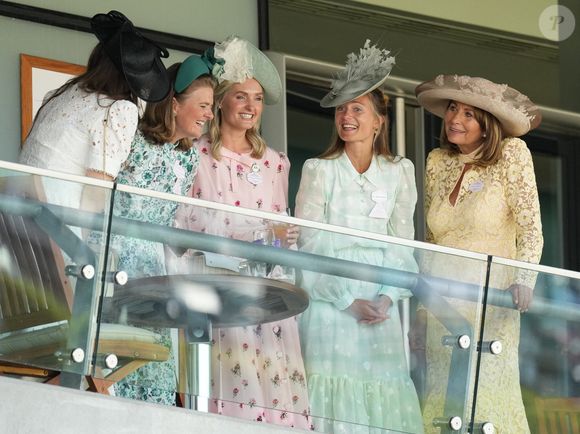 Alizée Thevenet, la belle-fille de la célèbre matriarche était également présente. A manifestement, tous ont passé un excellent moment !

Carole Middleton et sa belle-fille A.Middleton (Thevenet) assistent aux courses hippiques Royal Ascot, le 18 juin 2025. Julien Burton / Bestimage