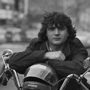 Archives - Rendez-vous avec Daniel Balavoine sur sa moto à Paris. Le 25 mars 1980 © Jean-Claude Colin via Bestimage