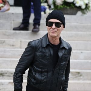 A 68 ans, Etienne Daho goûte le calme de son chalet montmartrois.
Etienne Daho quittant la cérémonie funéraire de la chanteuse française Françoise Hardy au crématorium du Père Lachaise à Paris. Photo par Raphael Lafargue/ABACAPRESS.COM