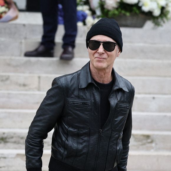 A 68 ans, Etienne Daho goûte le calme de son chalet montmartrois.
Etienne Daho quittant la cérémonie funéraire de la chanteuse française Françoise Hardy au crématorium du Père Lachaise à Paris. Photo par Raphael Lafargue/ABACAPRESS.COM