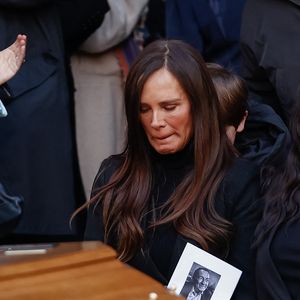 Nathalie Marquay-Pernaut et sa fille Lou - Sorties des obsèques de Jean-Pierre Pernaut en la Basilique Sainte-Clotilde à Paris, France le 9 mars 2022. © Aurelien Morissard/Panoramic/Bestimage