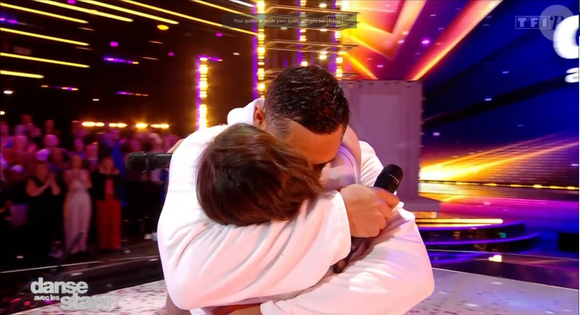 Laure et Florent Manaudou s'enlacent dans "Danse avec les stars 2025"
 Capture d'écran, TF1.
