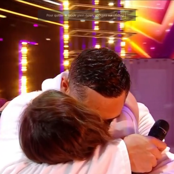 Laure et Florent Manaudou s'enlacent dans "Danse avec les stars 2025"
 Capture d'écran, TF1.