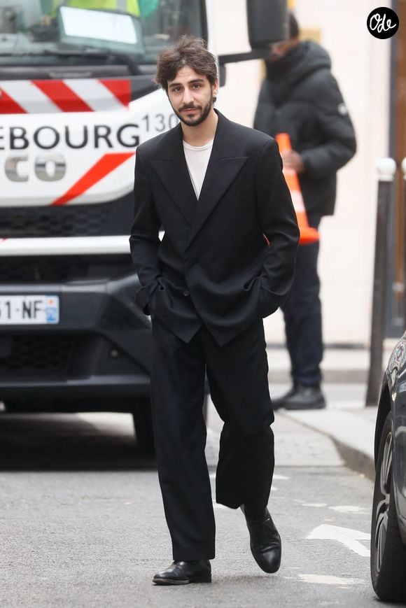 Ben Attal lors de la cérémonie de dévoilement de la plaque "Maison des Illustres" de la Maison Gainsbourg à Paris, France, le 2 avril 2024. © Christophe Clovis/Bestimage