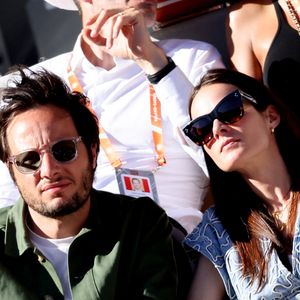 Vianney et sa femme Catherine Robert - Célébrités dans les tribunes des Internationaux de France de tennis de Roland Garros 2024 à Paris le 7 juin 2024.  © Jacovides-Moreau/Bestimage