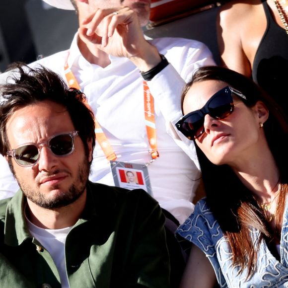 Vianney et sa femme Catherine Robert - Célébrités dans les tribunes des Internationaux de France de tennis de Roland Garros 2024 à Paris le 7 juin 2024.  © Jacovides-Moreau/Bestimage