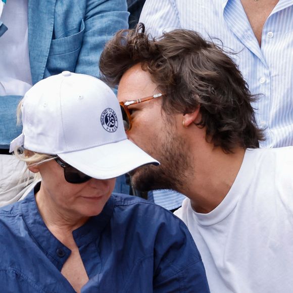 Bertrand Chameroy et Anne-Elisabeth Lemoine en tribunes lors des Internationaux de France de Tennis de Roland Garros 2025, à Paris, France, le 7 juin 2025. © Cyril Moreau/Bestimage