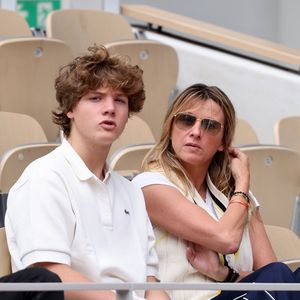 Sarah Poniatowski et son fils Roman Lavoine - Les célébrités dans les tribunes des Internationaux de France de tennis de Roland Garros 2024 à Paris. Le 5 juin 2024. © Jacovides-Moreau/Bestimage