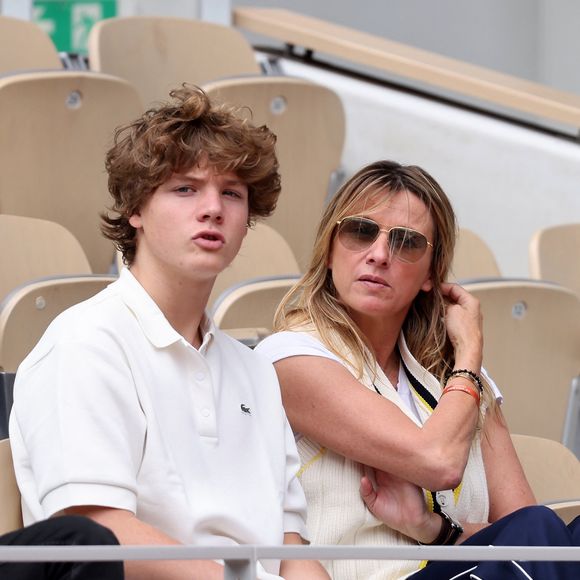 Sarah Poniatowski et son fils Roman Lavoine - Les célébrités dans les tribunes des Internationaux de France de tennis de Roland Garros 2024 à Paris. Le 5 juin 2024. © Jacovides-Moreau/Bestimage