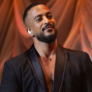 Il a ensuite dressé la liste touchante des différentes terres qui composent l'identité de son enfant : "L'Algérie, la France, la Colombie, que tes pays sont beaux ma fille, presque autant que toi".

Exclusif - Slimane en concert à l'Accor Arena à Paris le 10 mars 2026.

© Julien Sarkissian / Bestimage