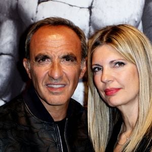 Nikos Aliagas et sa femme Tina - Vernissage de l'exposition "Les grands âges", photographies de Nikos Aliagas au musée de l'Homme à Paris le 7 avril 2026. © Dominique Jacovides/Bestimage