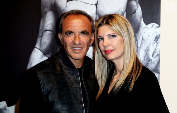 Nikos Aliagas et sa femme Tina - Vernissage de l'exposition "Les grands âges", photographies de Nikos Aliagas au musée de l'Homme à Paris le 7 avril 2026. © Dominique Jacovides/Bestimage
