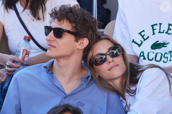 Aliocha Schneider et sa compagne la chanteuse Charlotte Cardin - Célébrités dans les tribunes des Internationaux de France de tennis de Roland Garros 2024 à Paris le 7 juin 2024.  © Jacovides-Moreau/Bestimage