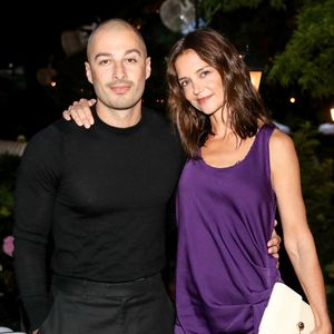 L'actrice a fait une apparition lors de la soirée du 45e anniversaire de la marque Michael Kors à New York, optant pour une sublime création longue et satinée de couleur violette, délicatement drapée à la taille. 

Jason Bard Yarmosky et Katie Holmes- Le créateur Michael Kors a célébré son 45e anniversaire lors d'un événement spécial organisé à The Hedges, à East Hampton. En photo : Jason Bard Yarmosky et Katie Holmes. © Backgrid USA / Bestimage
