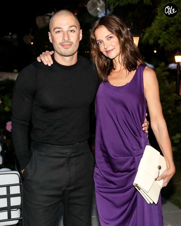 L'actrice a fait une apparition lors de la soirée du 45e anniversaire de la marque Michael Kors à New York, optant pour une sublime création longue et satinée de couleur violette, délicatement drapée à la taille. 

Jason Bard Yarmosky et Katie Holmes- Le créateur Michael Kors a célébré son 45e anniversaire lors d'un événement spécial organisé à The Hedges, à East Hampton. En photo : Jason Bard Yarmosky et Katie Holmes. © Backgrid USA / Bestimage