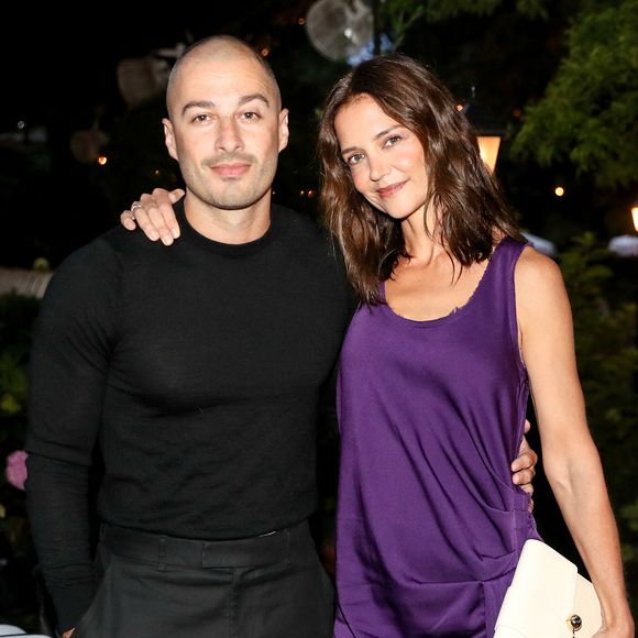L'actrice a fait une apparition lors de la soirée du 45e anniversaire de la marque Michael Kors à New York, optant pour une sublime création longue et satinée de couleur violette, délicatement drapée à la taille. 

Jason Bard Yarmosky et Katie Holmes- Le créateur Michael Kors a célébré son 45e anniversaire lors d'un événement spécial organisé à The Hedges, à East Hampton. En photo : Jason Bard Yarmosky et Katie Holmes. © Backgrid USA / Bestimage